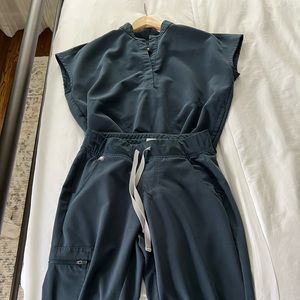 Figs top size xs bottoms xs tall